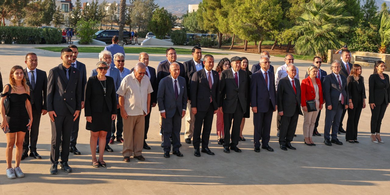 Chp Lideri Özel, Kktc'de Denktaş Ve Küçük’ün Anıt Mezarlarını Ziyaret Etti