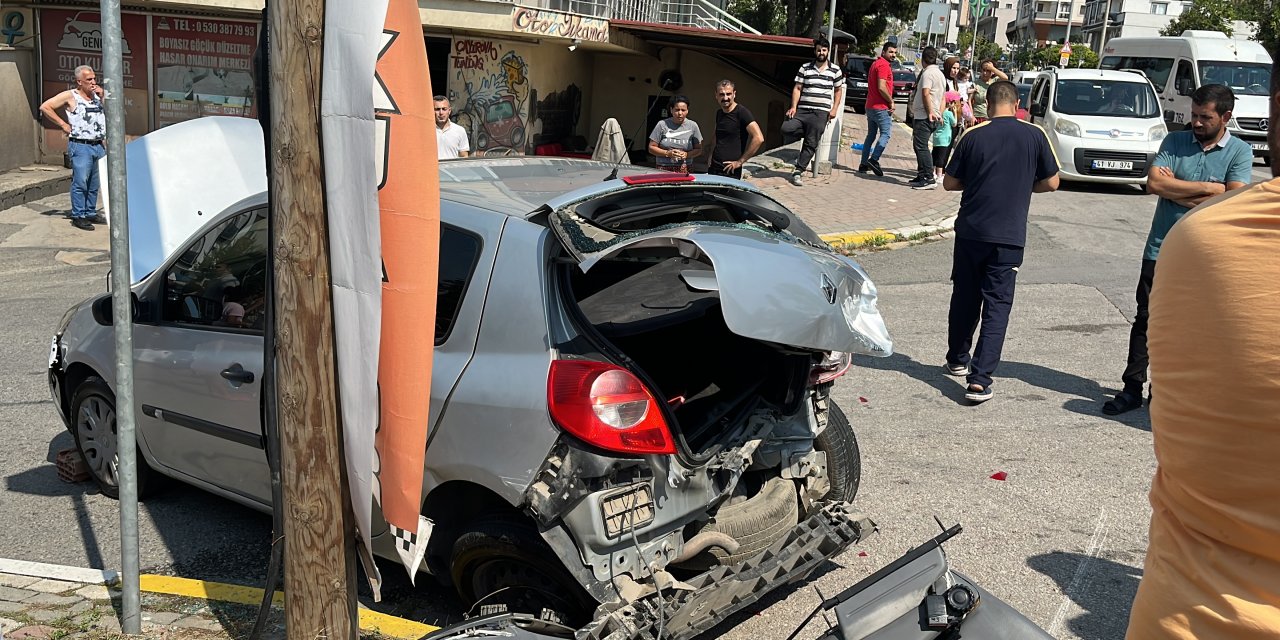 Kazada Savrulan Otomobil Yayalara Çarptı: 2 Sürücü Ve 2 Yaya Yaralandı