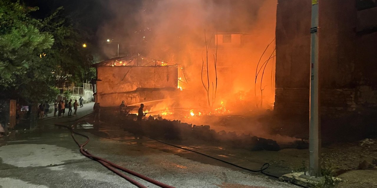 Çankırı'da Boş Arazide Çıkan Yangın Evlere Sıçradı; 3 Ev Kullanılamaz Hale Geldi