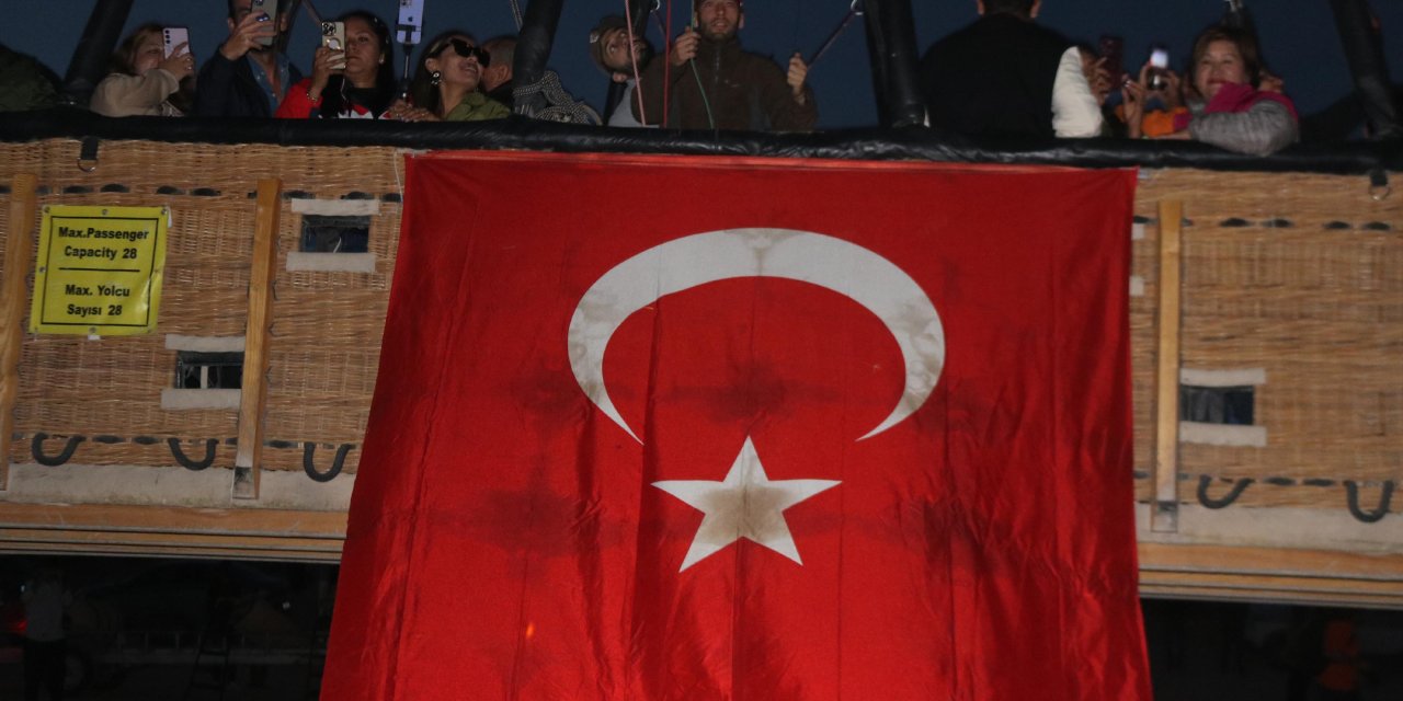 Kapadokya'da Balonlar, Türk Bayraklarıyla Havalandı