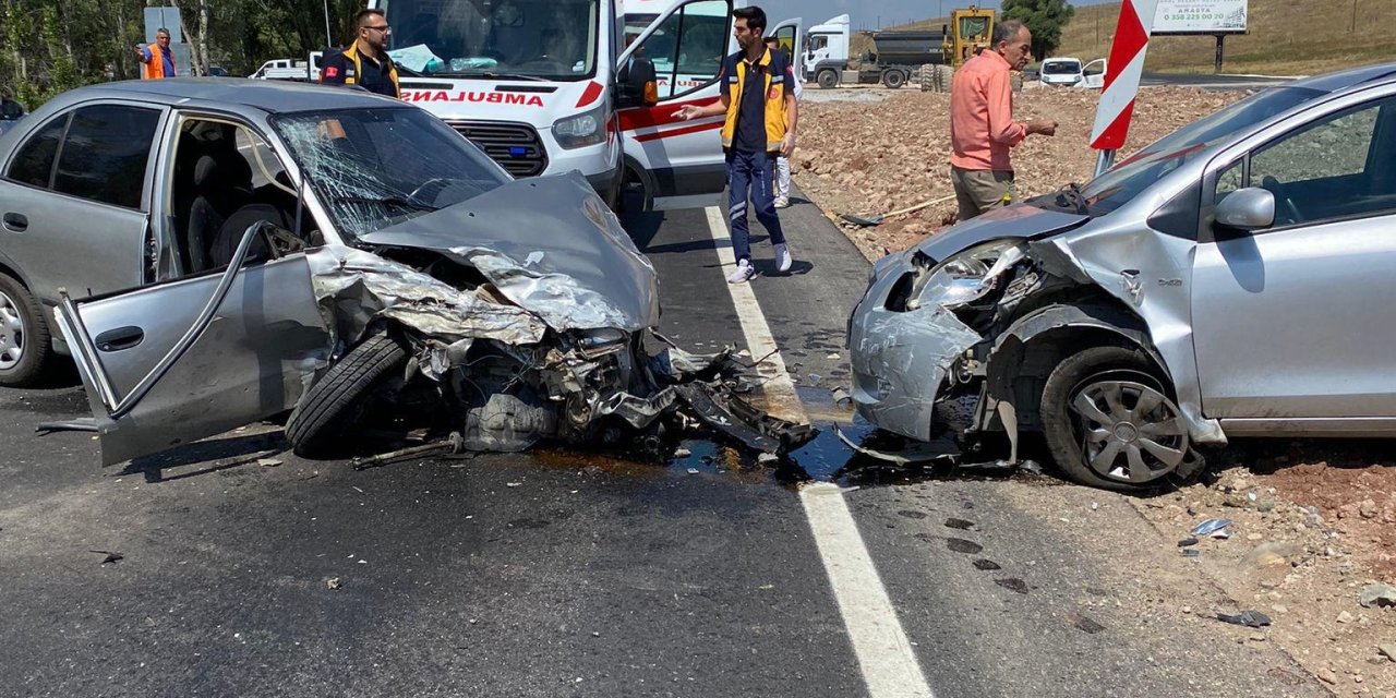 Sivas'ta 4 Aracın Karıştığı Zincirleme Kazada 9 Yaralı