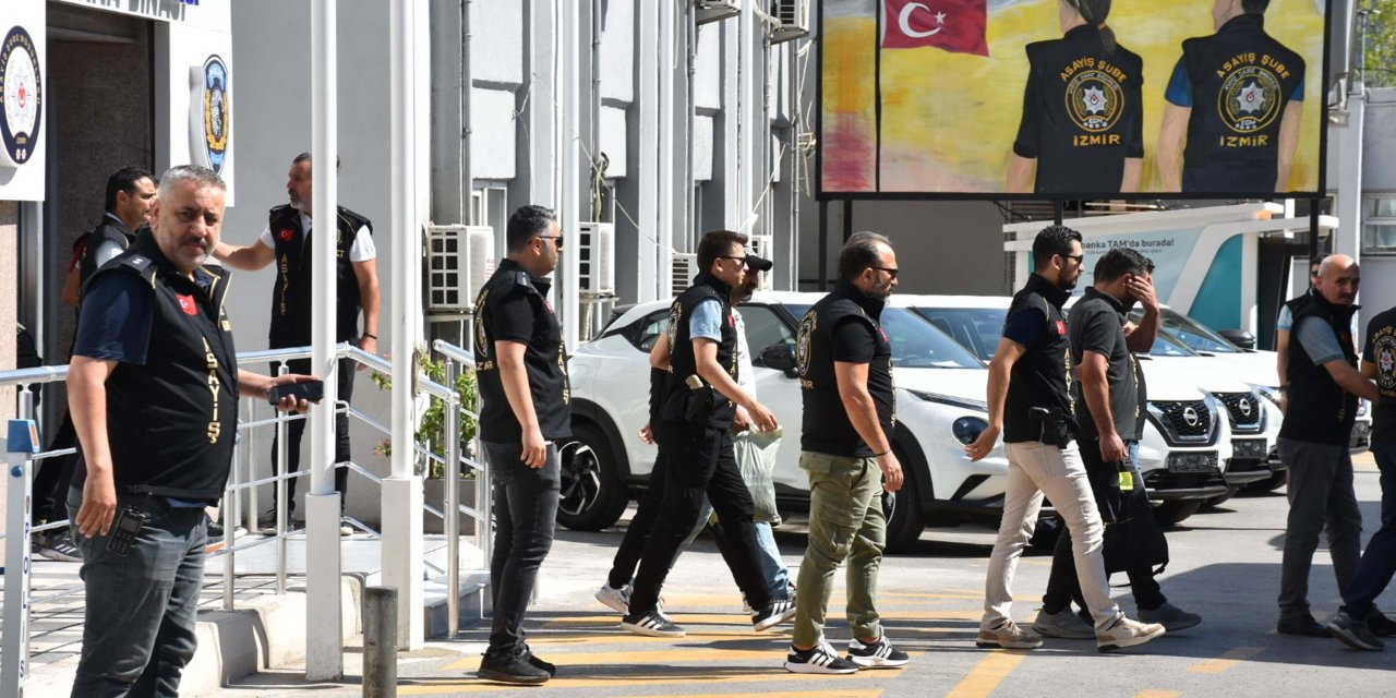 İzmir'de Sokakta Akıma Kapılan 2 Kişinin Ölümüne İlişkin Gözaltına Alınan 3 Şüpheli Adli Kontrolle Serbest