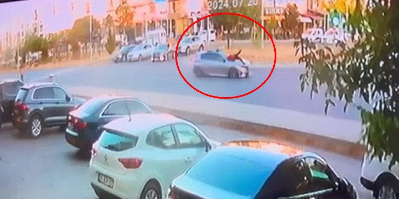Koşarak Yolun Karşısına Geçmeye Çalışan Ahmet’e Otomobil Çarptı; Kaza Anı Kamerada
