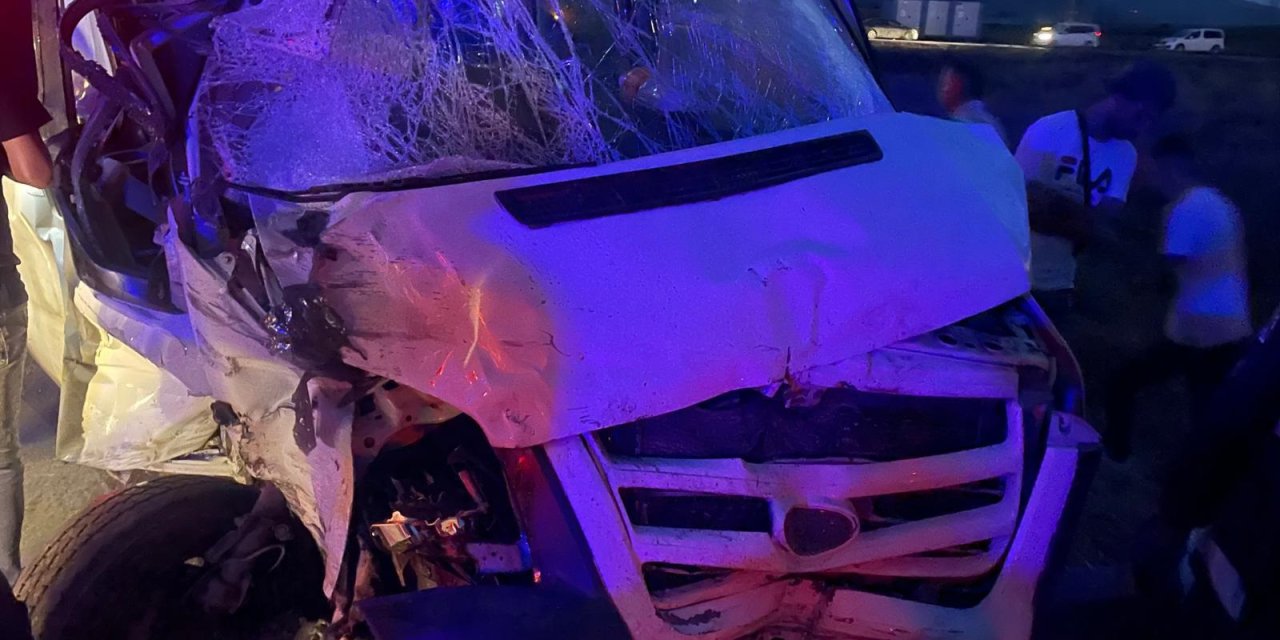 Bitlis'te Minibüs İle Hafif Ticari Araç Çarpıştı: 6 Yaralı