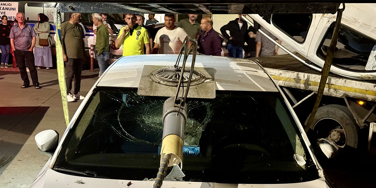 Trabzon'da 2 otomobilin üstüne düşen hafif ticari araçtaki 2 kişi yaralandı
