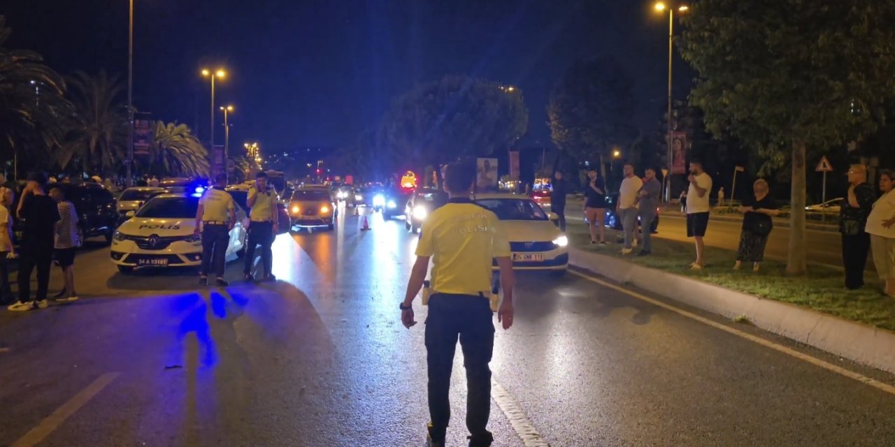 İstanbul - Kartal'da Otomobil Park Halindeki 3 Araca Çarptı: 3 Yaralı