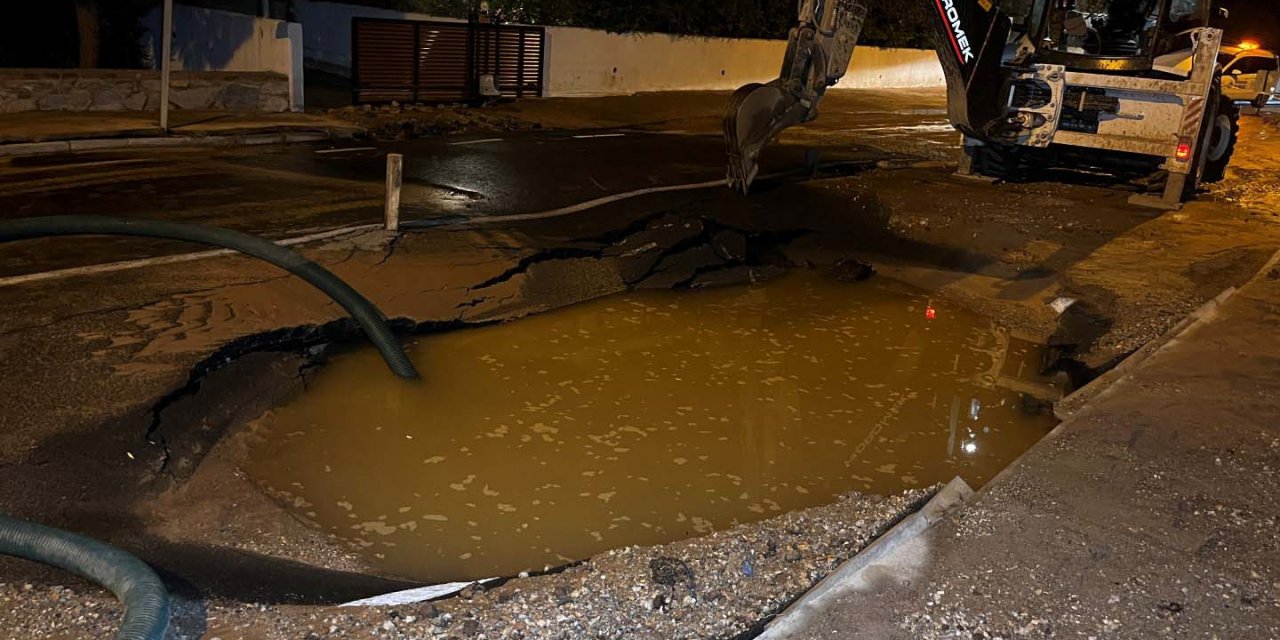 Bodrum’da 2 Günde 3’üncü Kez Ana Su İsale Hattında Patlama Yaşandı; Yol Çöktü