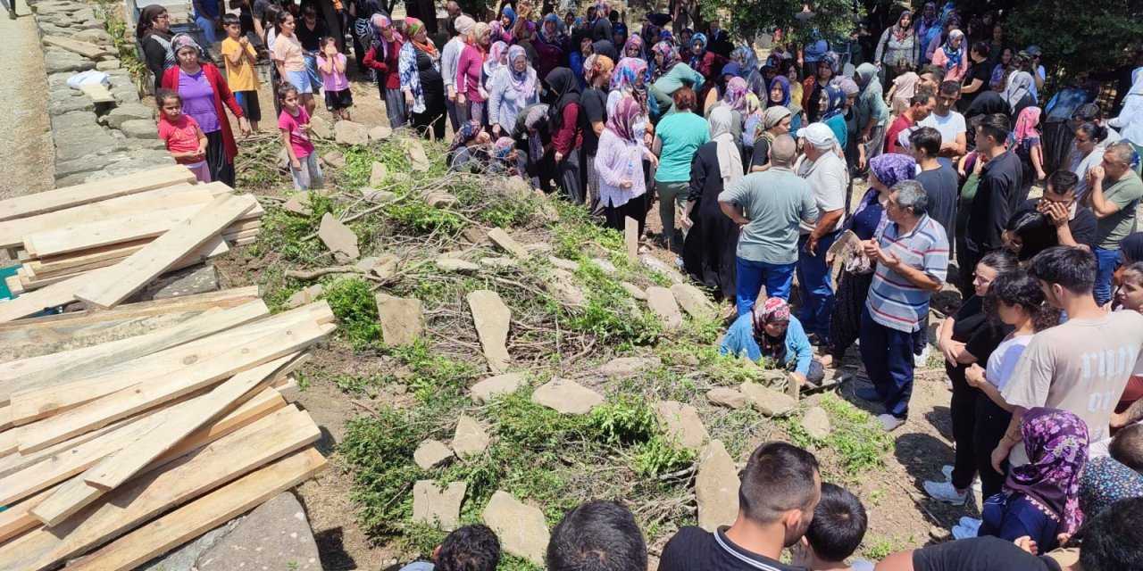 Pikniğe Giderken Göle Düşen Otomobilde Ölen Aynı Aileden 4 Kişi, Toprağa Verildi