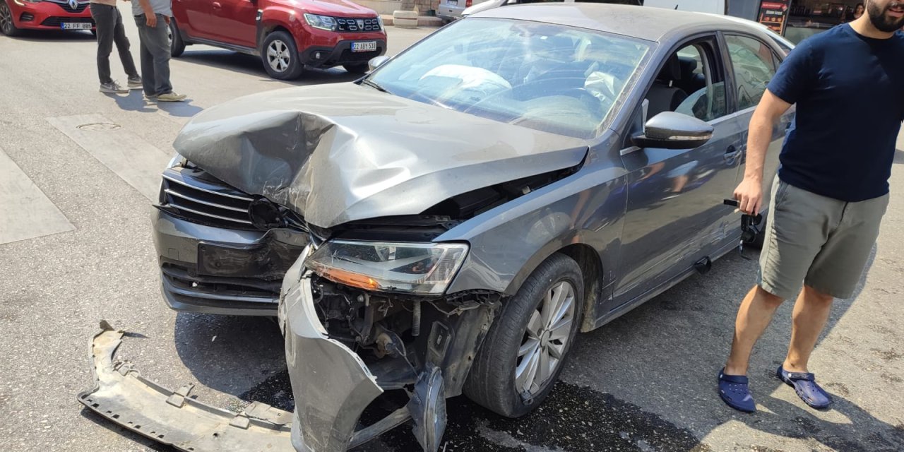 Edirne’de İki Otomobil Çarpıştı: 5 Yaralı