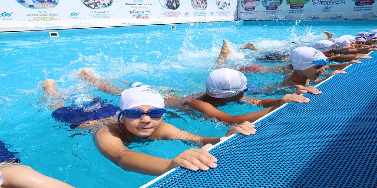 Sultangazi’de Çocuklara Yüzme Eğitimi Veriliyor