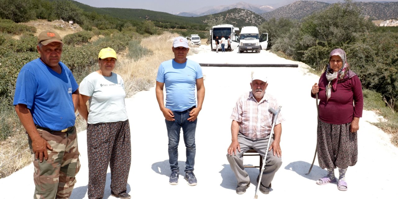 Toz Nedeniyle Güllerinin Kuruduğunu Söyleyip, Arazisinden Geçen Yolu Kapattı