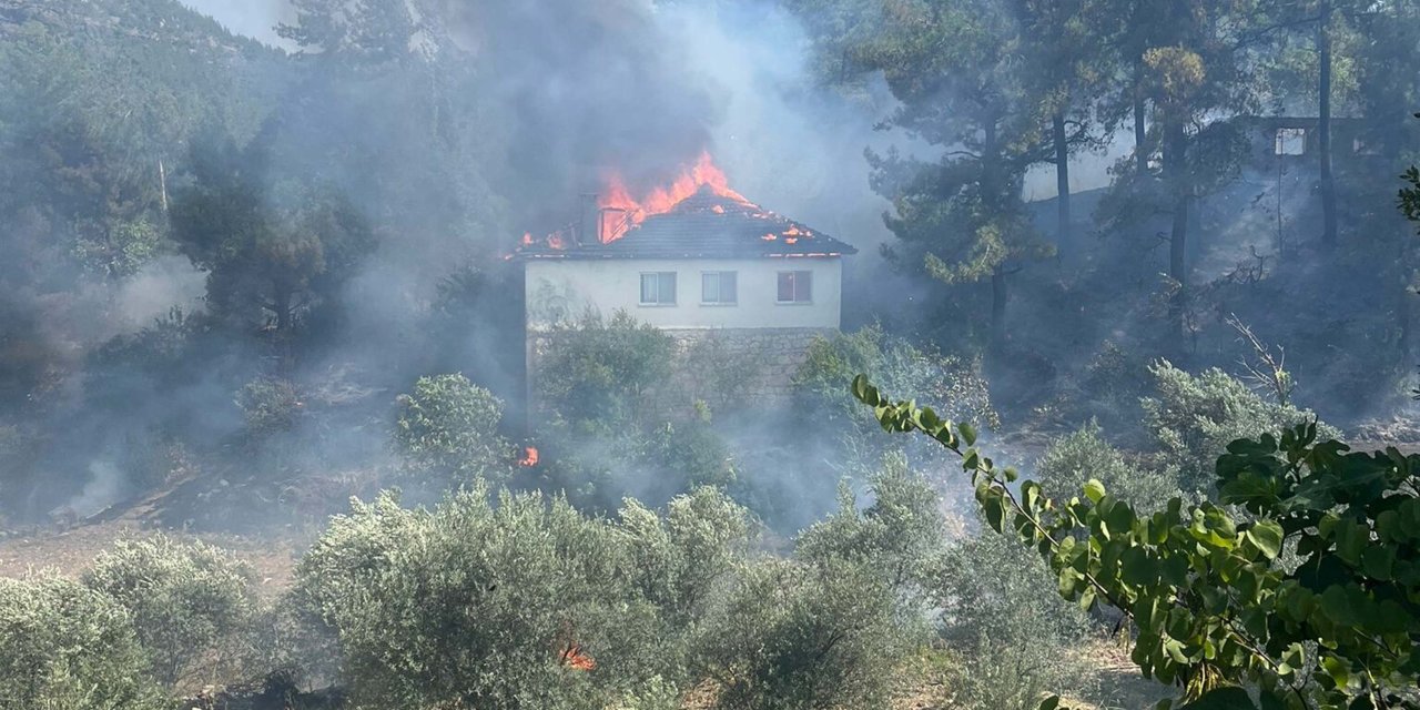 Evde Çıkan Yangın, Bitişikteki Ev, Ahır Ve Ormana Sıçradı; Alevlere Müdahale Ediliyor