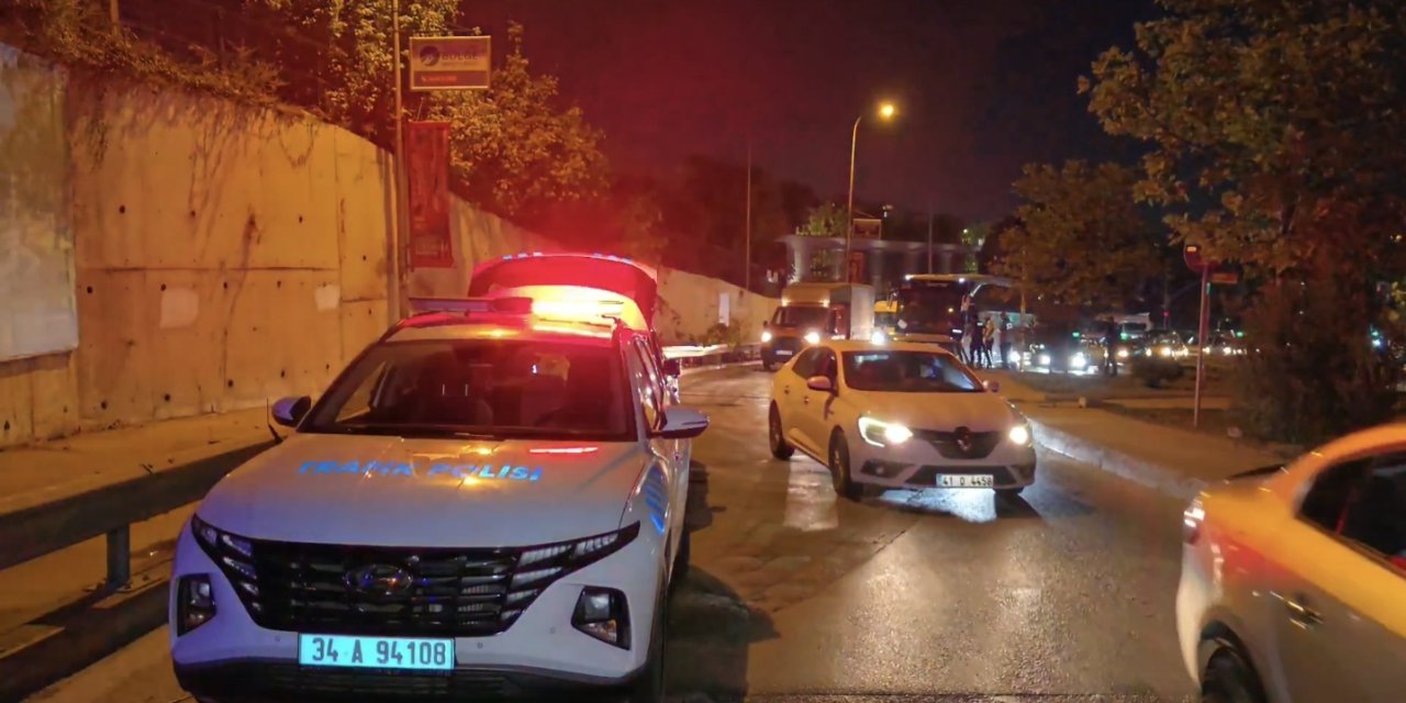 Pendik'te, Bariyerlere Çarpıp Alt Yola Düşen Otomobilin Sürücüsü Aracını Bırakıp Kaçtı