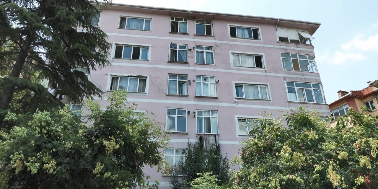 İstanbul - Bahçelievler'de Yüzlerce Kişinin Oturduğu Sitede Binaların Cephesinde Çatlak, Zemininde Boşluk Oluştu