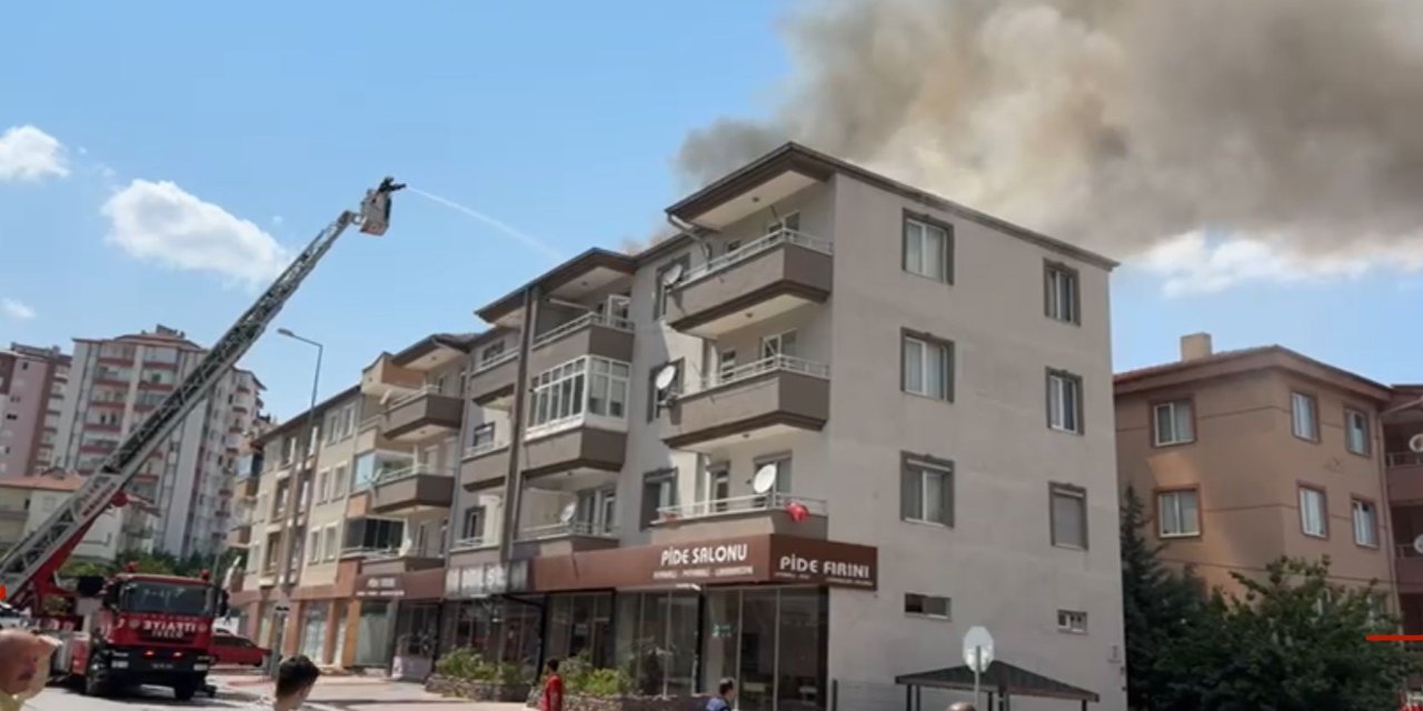 Kayseri'de 3 Katlı Binanın Çatısı Yandı