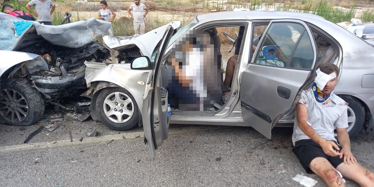 Burdur'da İki Otomobilin Kafa Kafaya Çarpıştığı Kaza Anı Kamerada: 2 Ölü, 8 Yaralı
