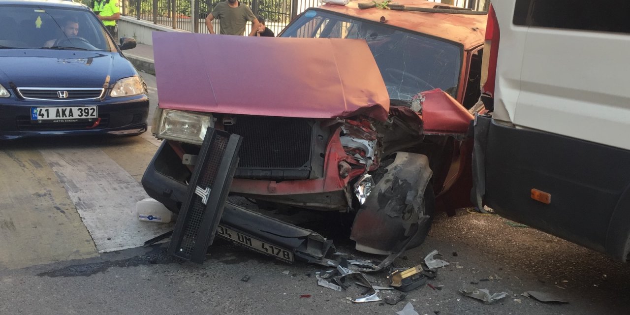 Park Halindeki Minibüse Çarpan Otomobildeki 6 Kişi Yaralandı