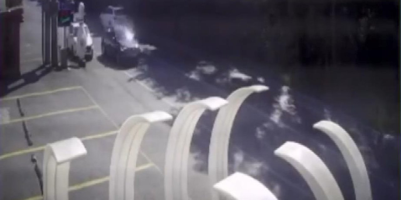 Sarıyer’de Yol Kenarındaki Tabelaya Çarpan Otomobil Takla Attı