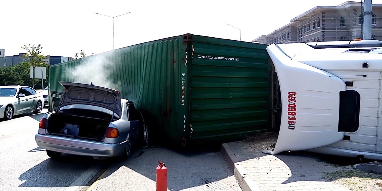 Tır, Otomobilin Üzerine Devrildi: 1'i Çocuk 2 Yaralı