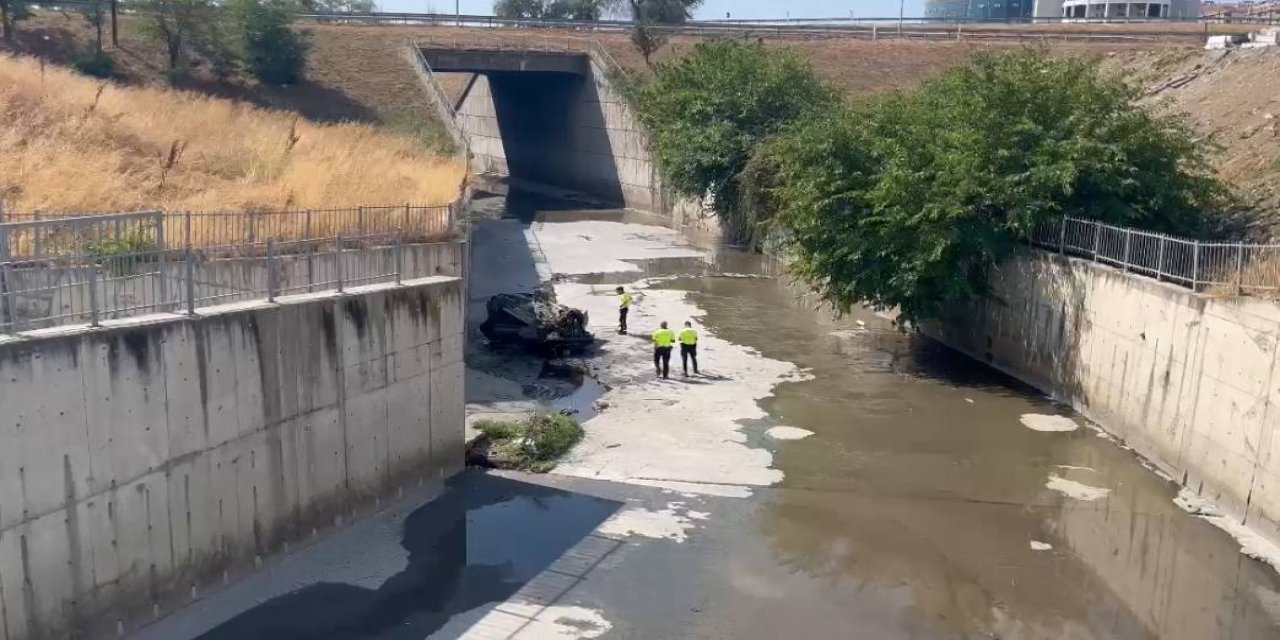 İstanbul - Esenyurt'ta Sürücüsünün Yolu Karıştırdığı Otomobil Kanala Uçtu
