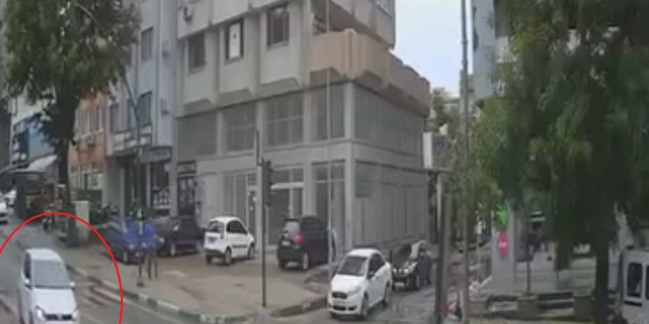 Otomobilin Sıkıştırdığı Otobüs Kaldırıma Çıkıp, Trafoya Çarptı; Kaza Kamerada