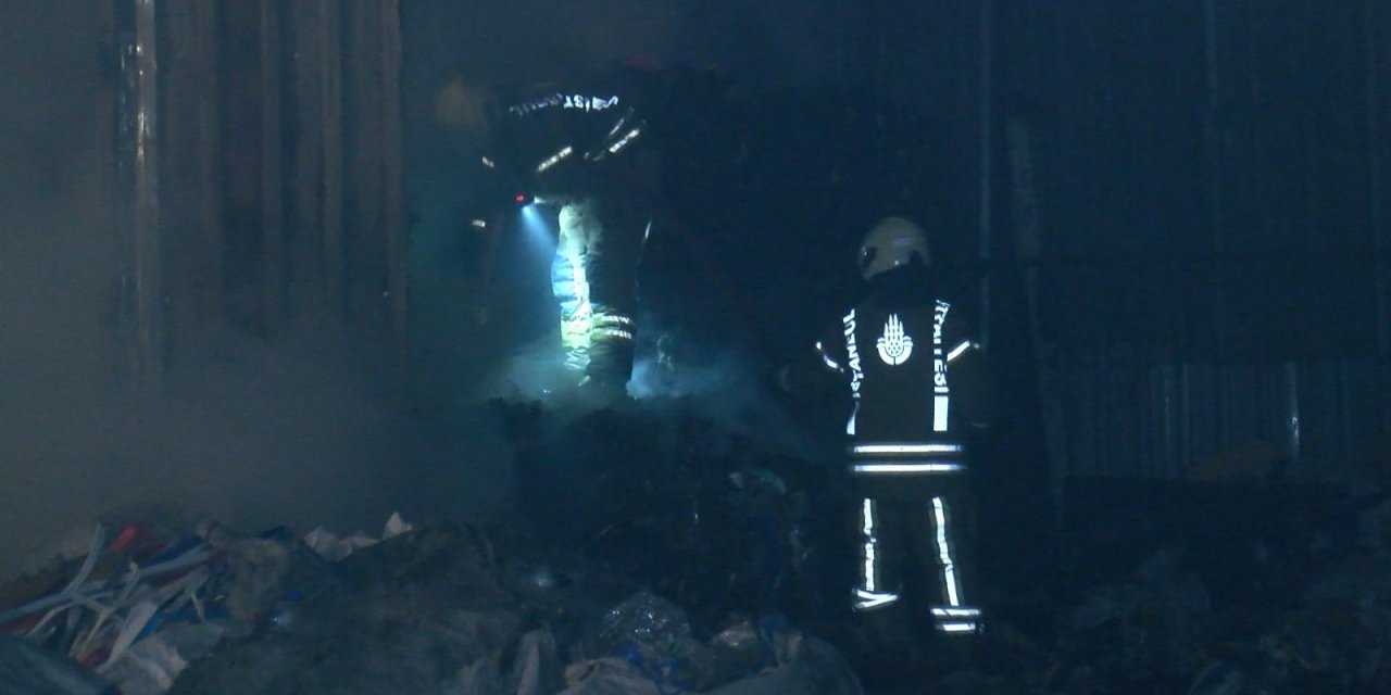 Ümraniye'de, Atık Kağıt Geri Dönüşüm Deposunda Yangın