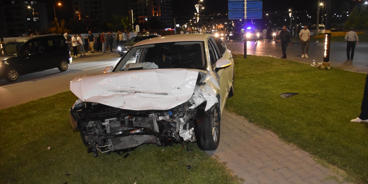 Sivas’ta İki Otomobil Çarpıştı: 4 Yaralı