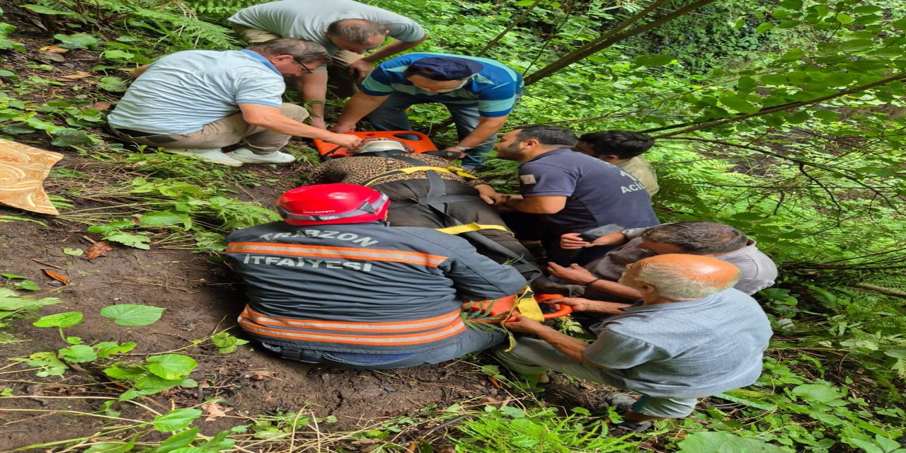 Uçuruma yuvarlanan 80 yaşındaki kadını itfaiye kurtardı