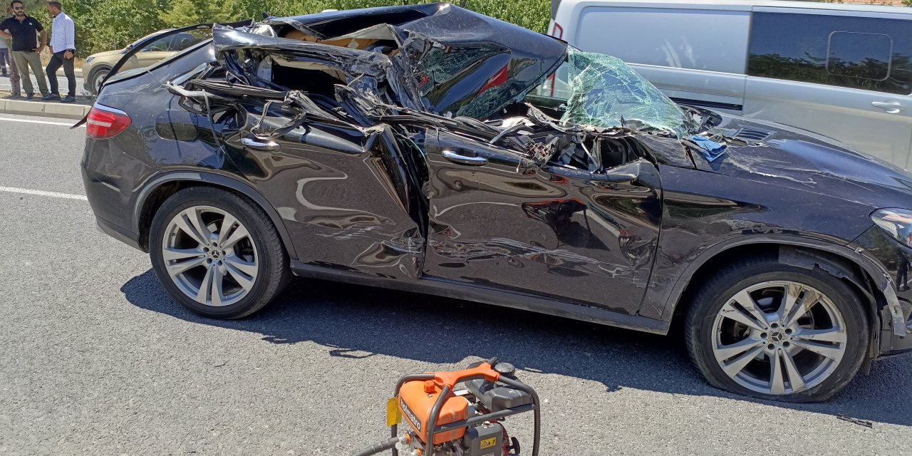 Otomobil Park Halindeki Kamyona Çarptı: Sürücü Yaralı,  Eşi Öldü