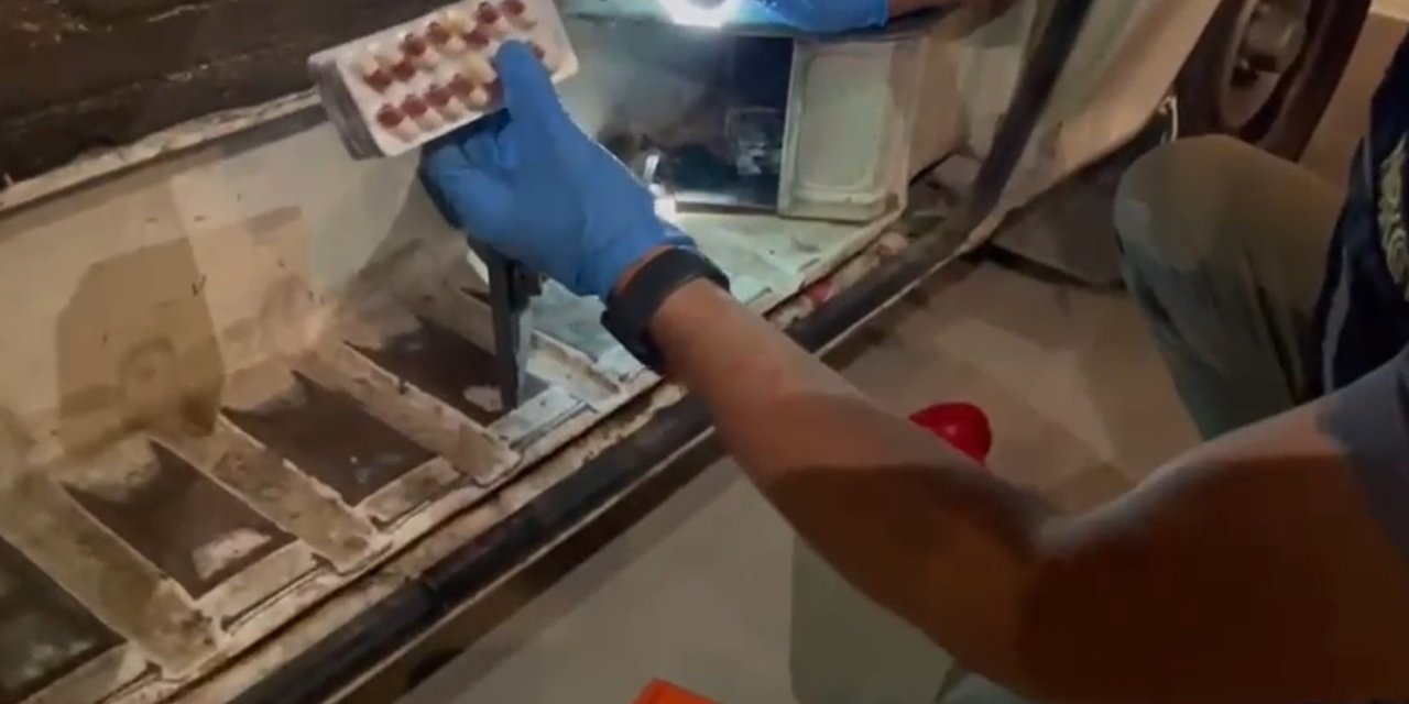 Araç Ses Sistemine Gizlenen 2 Bin 688 Sentetik Hap Ele Geçirildi