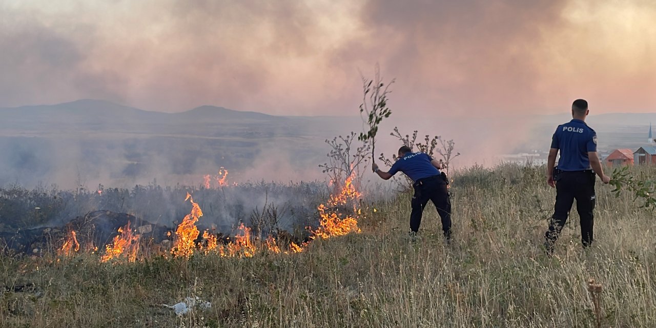 Edirne'de Otluk Alanda Yangın; Polis Ağaç Dallarıyla Müdahale Etti