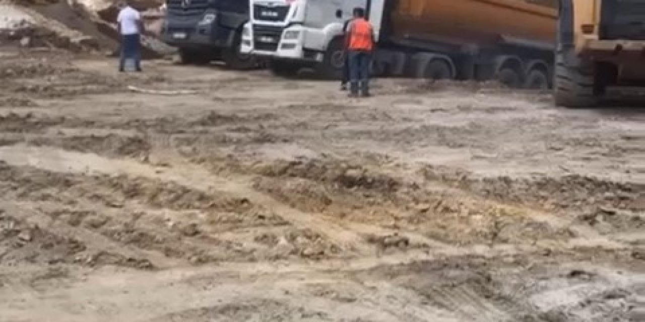 İstanbul-sultangazi'de Döküm Sahasında Yine Toprak Kayması Meydana Geldi