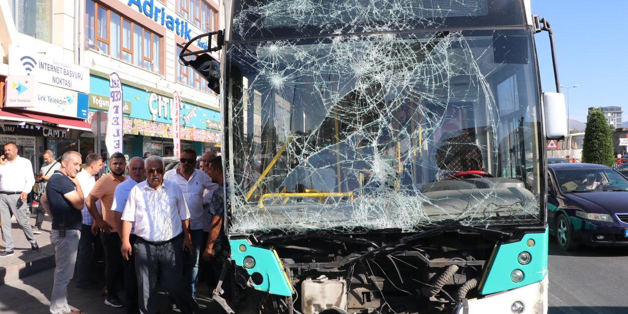 Kayseri'de Freni Boşalan Halk Otobüsü, Kaldırımda İki Yayaya Çarptı: 4 Yaralı