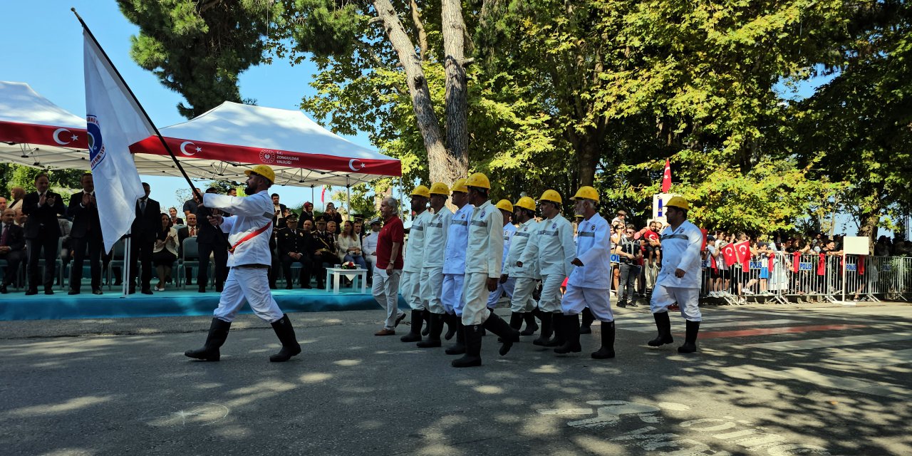 Zonguldak'taki 30 Ağustos Kutlamalarında Madenciler Baret Ve Tulumlarıyla Yürüdü