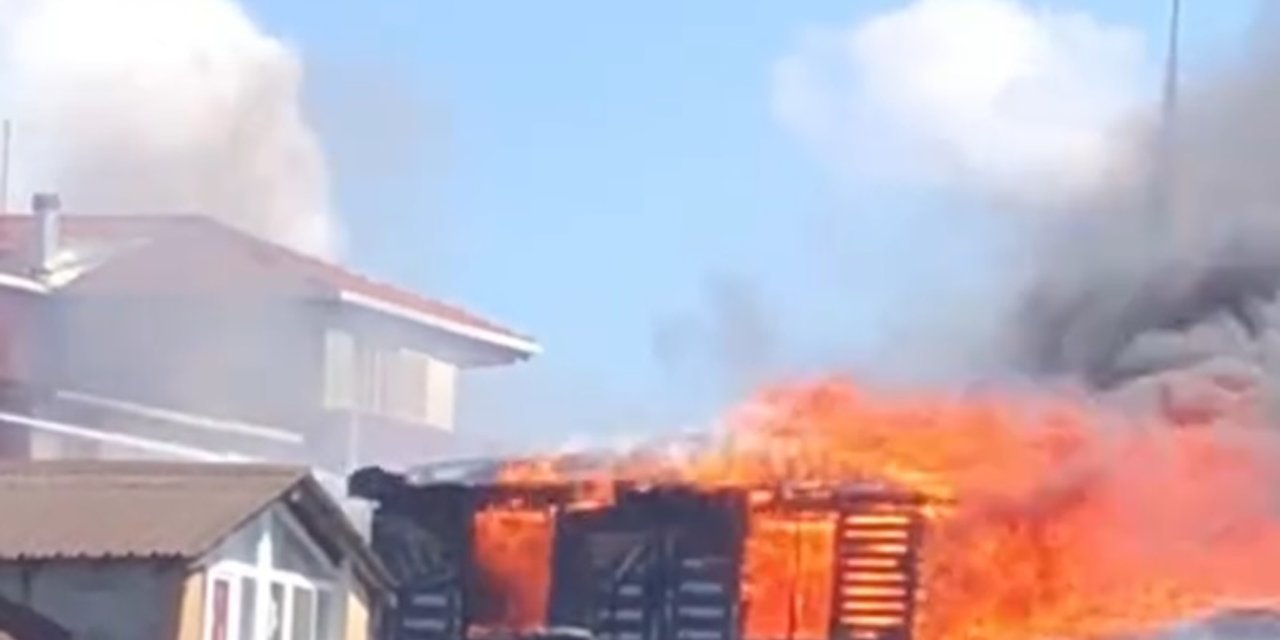 İstanbul - Sultanbeyli'de 2 Binanın Çatısı Alev Alev Yandı
