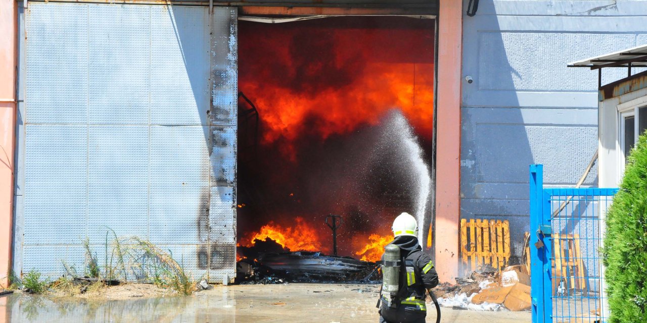 Manisa'da Plastik Fabrikasında Yangın (2)