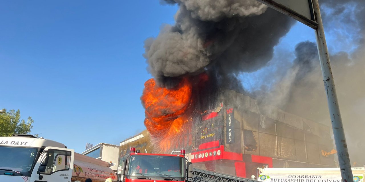 Diyarbakır'da Otomobil Yedek Parça Dükkanında Yangın; 6 Yaralı (2)
