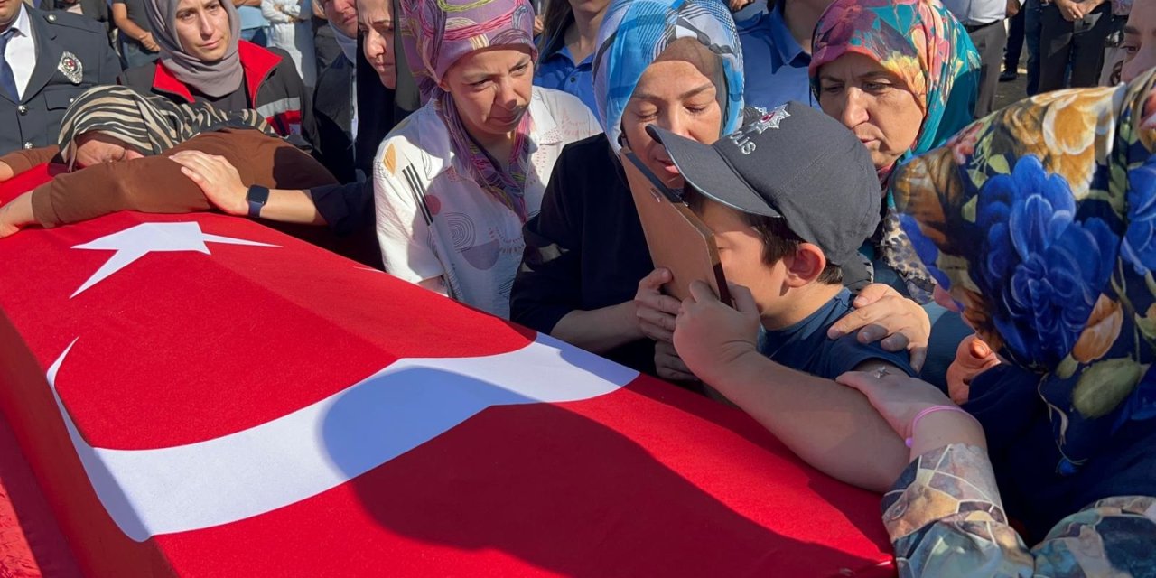 Şehit Babasını Son Yolculuğuna Fotoğrafını Öperek Uğurladı