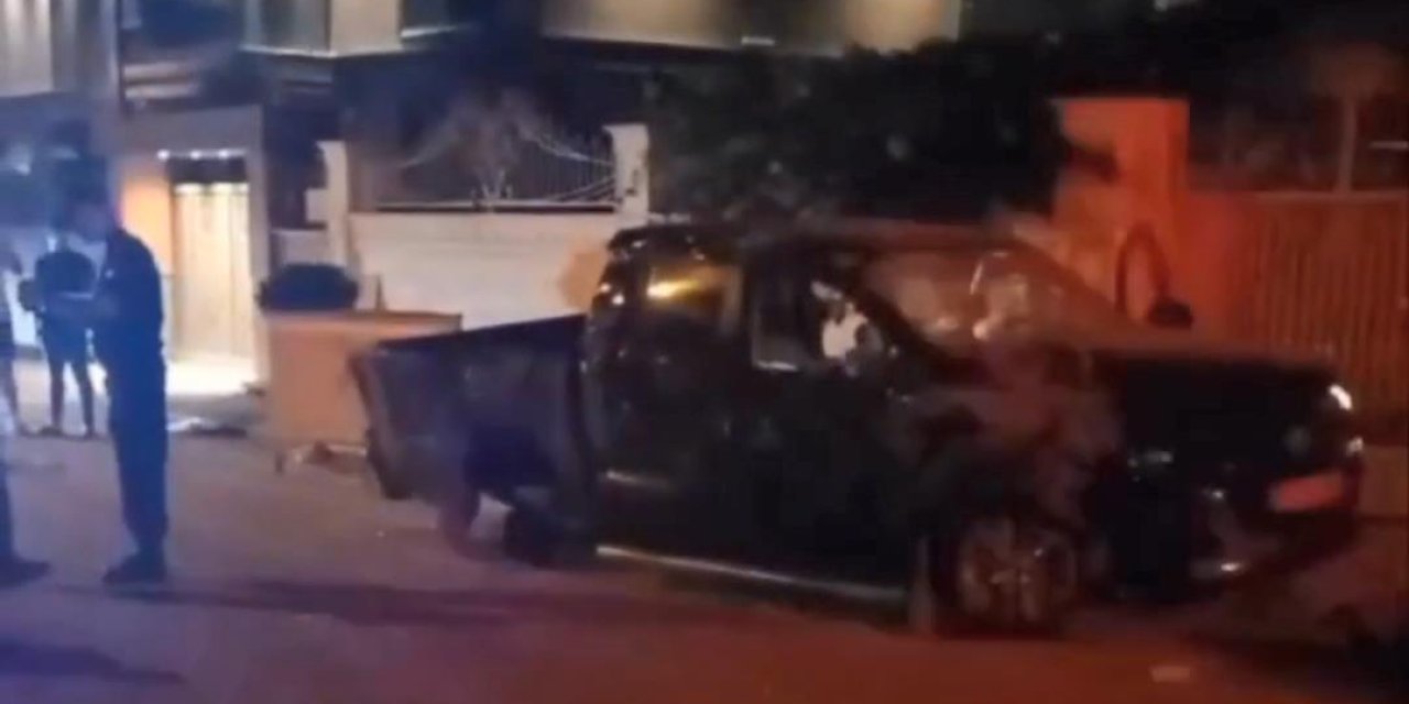 Kamyonet, Villanın Bahçe Duvarına Çarptı; 2 Ölü, 1'i Ağır, 3 Yaralı
