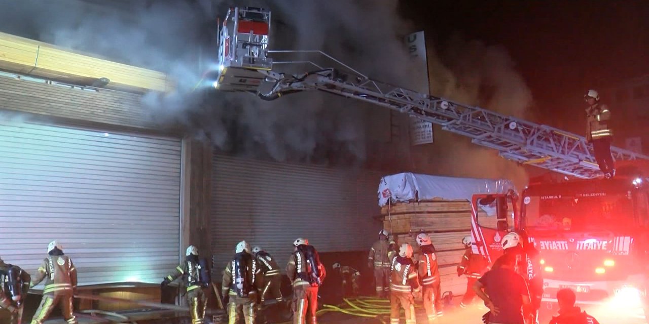 Başakşehir'de, Mobilya Atölyesinde Çıkan Yangın 2 Saatte Söndürüldü