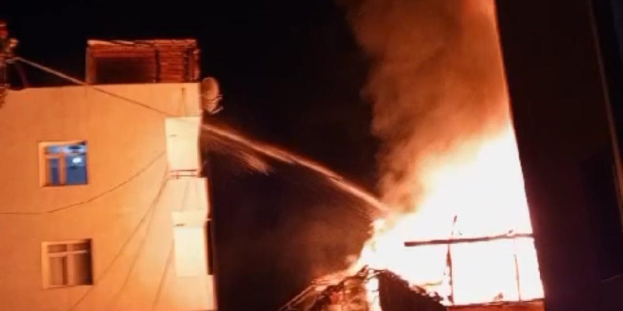 Pendik'te, Kimyasal Maddelerin Depolandığı Çatı Alev Alev Yandı