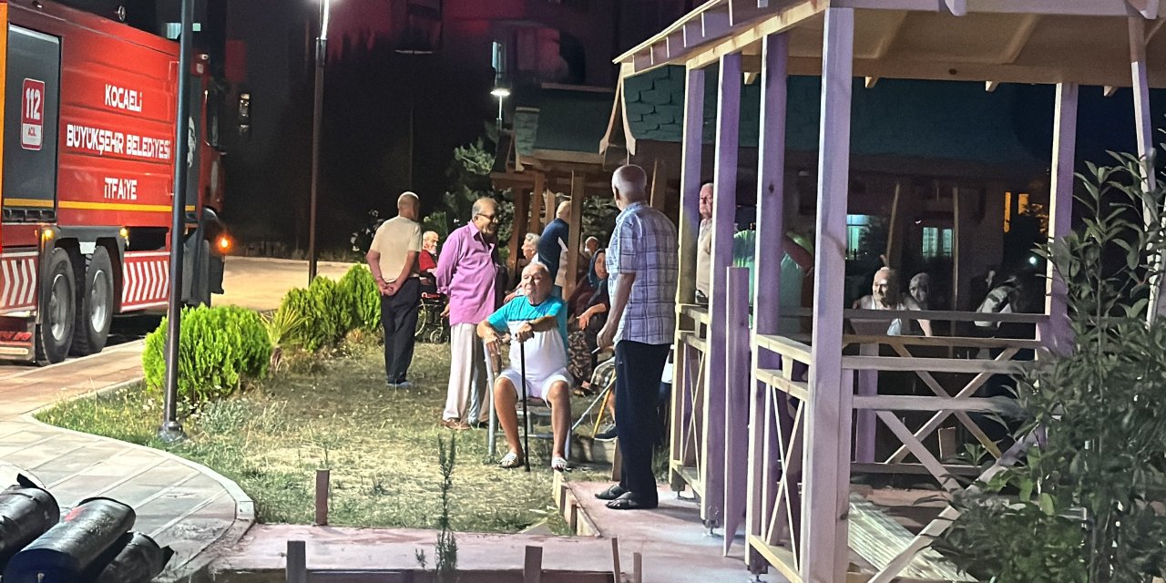 Huzurevinde Çıkan Yangın Korkuttu; Sakinleri Tahliye Edildi