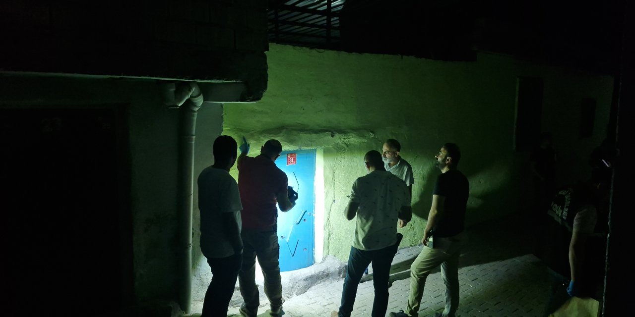 Diyarbakır'da İki Grup Arasındaki Silahlı Kavgada Evinin Önünde Oturan Kadın İle Bir Kişi Yaralandı