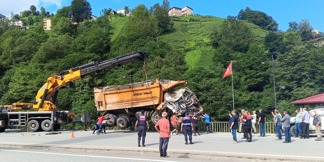 Rize’de Dereye Yuvarlanan Taş Kamyonunun Sürücüsü Yaralandı