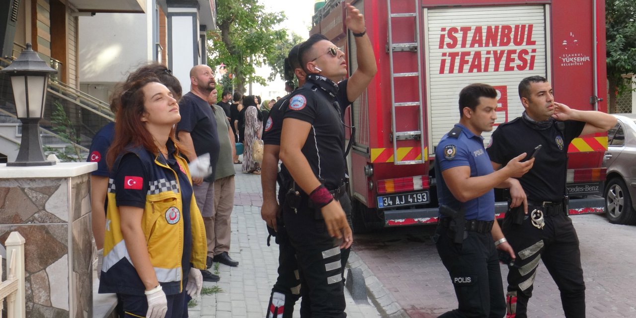 Avcılar'da Kız Arkadaşından Ayrıldığı İçin Çatıya Çıktı; Ekipleri Beklettiği İçin Özür Diledi