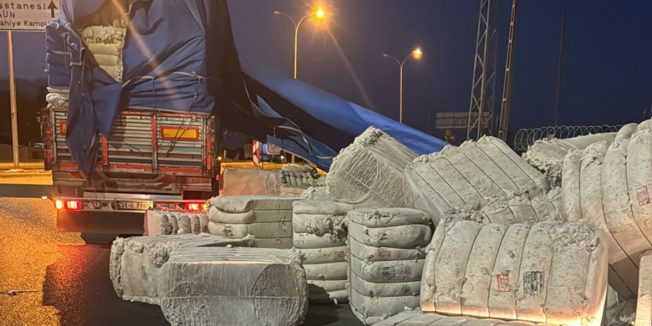 Tır'ın Dorsesindeki Pamuk Balyaları Yola Savruldu; Ulaşım Durdu