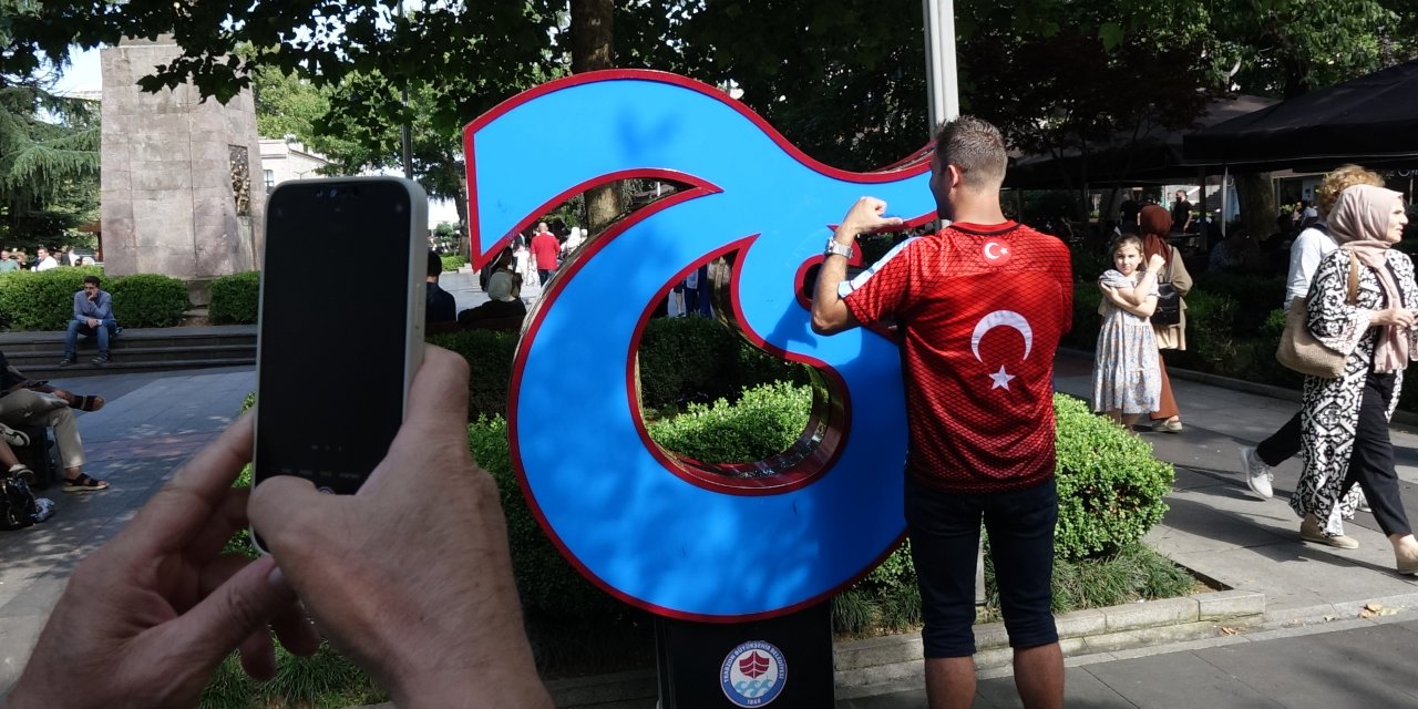 Ay-yıldız Ve Dört Büyüklerin Renklerini Bir Araya Getirdiği Formayı Depremzedeler İçin Açık Artırmayla Satacak