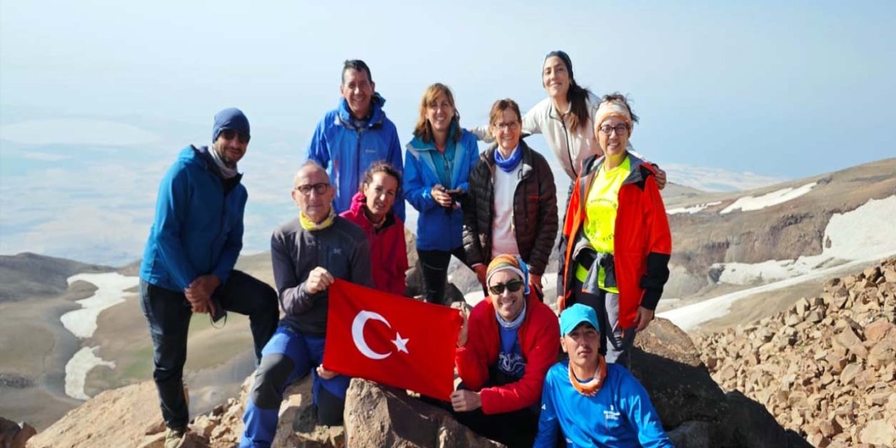 Süphan'a Tırmanıp Haniye'ye Suikastı Protesto Ettiler