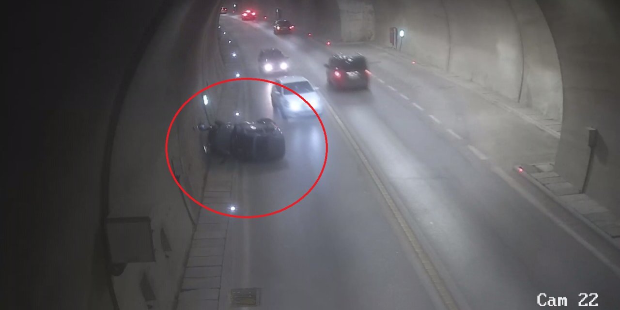 Elektrikli Mini Otomobil Tünelde Duvara Çarpıp Devrildi: 2 Yaralı; O Anlar Kamerada