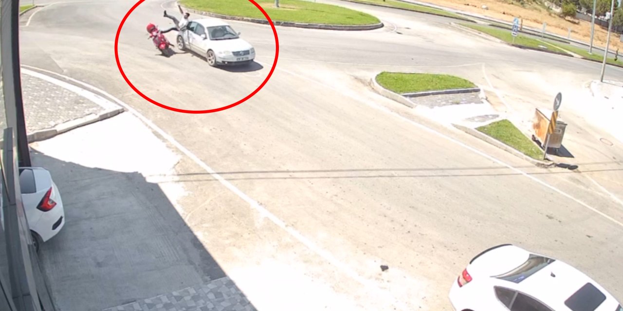 Otomobille Çarpışan Motosikletin Sürücüsünün Yaralandığı Kaza Kamerada